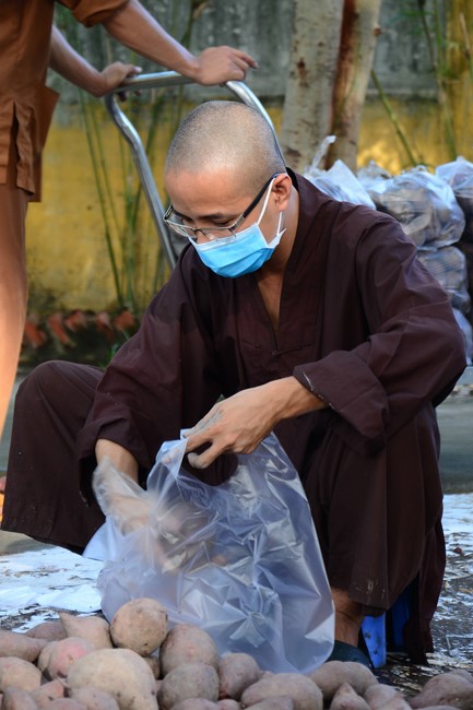 Continuing to support people in need in the Covid-19 pandemic of Hoang Phap Pagoda (series 2)